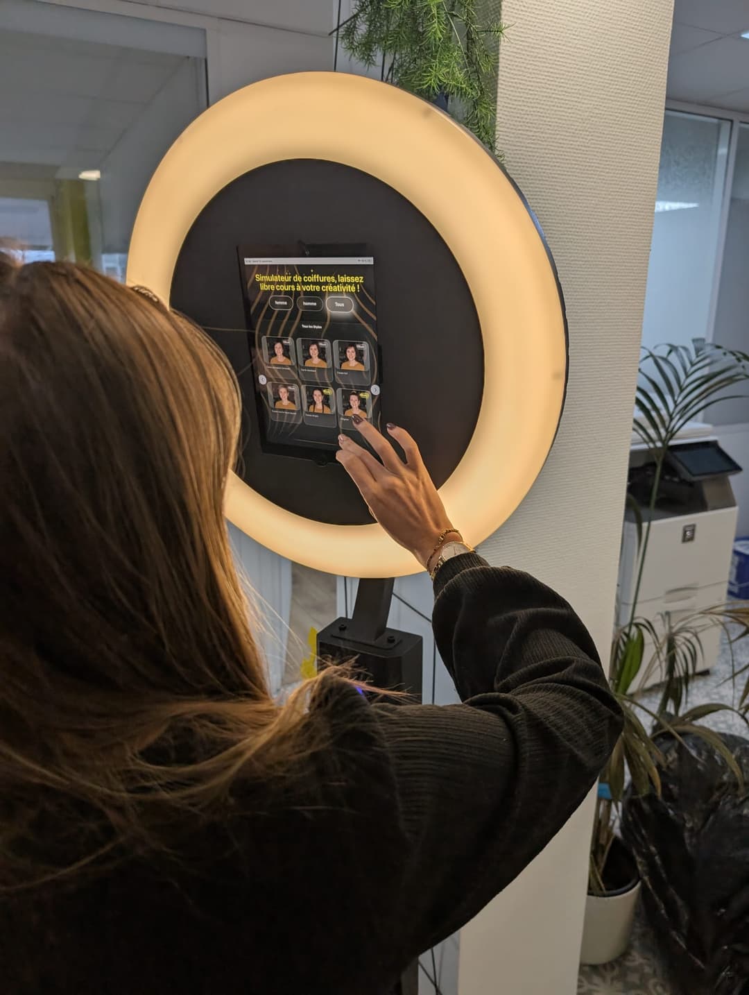 Photobooth IA installé dans hall d'entreprise moderne